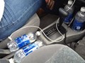 Nguy cơ mắc bệnh ung thư khi uống nước đóng chai trên xe ô tô